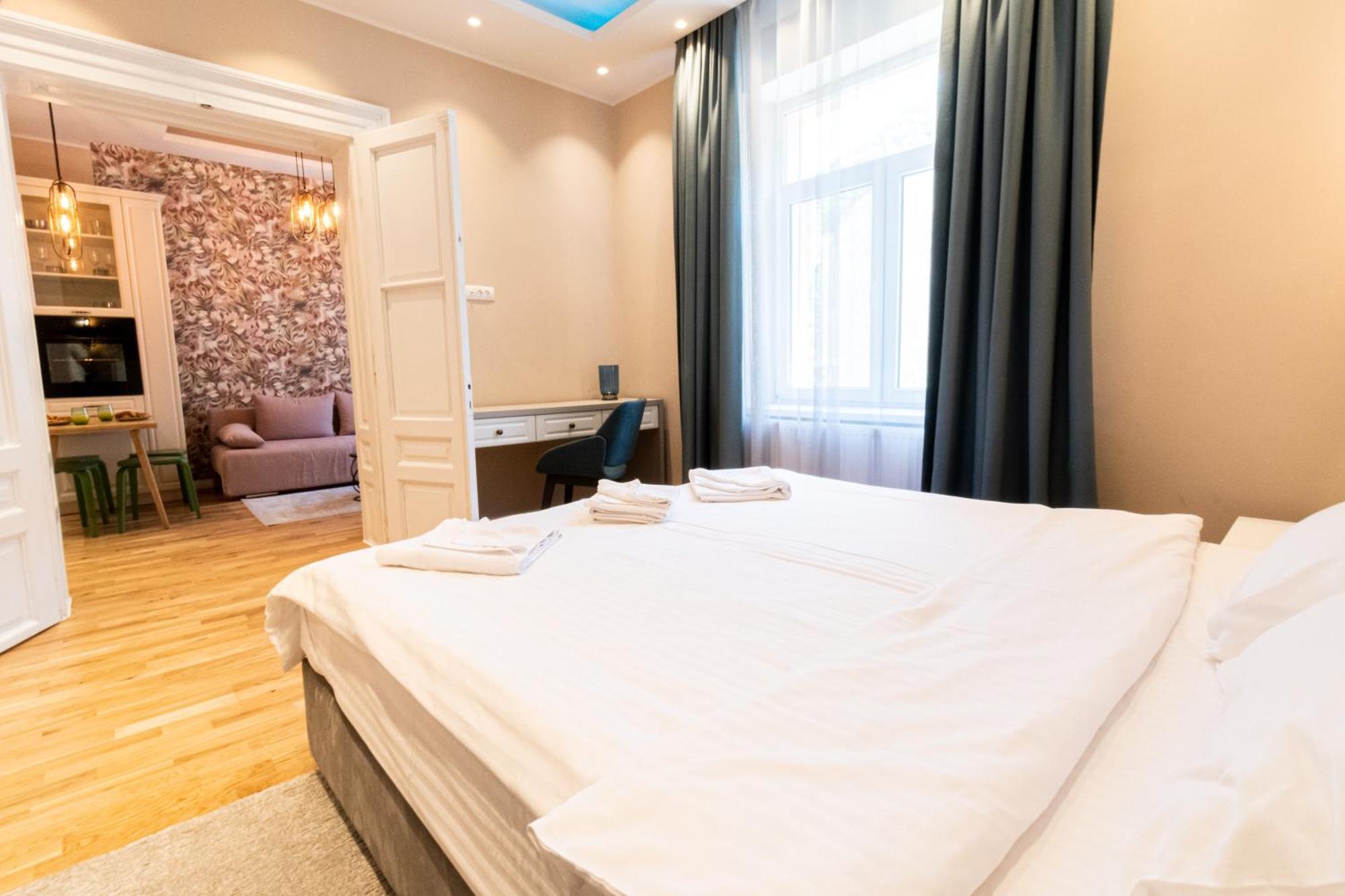 Black Gate - Quiet Studio In The Heart Of Old Town With Free Private Secured Parking Braşov Eksteriør bilde