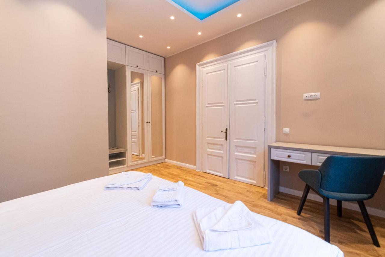 Black Gate - Quiet Studio In The Heart Of Old Town With Free Private Secured Parking Braşov Eksteriør bilde