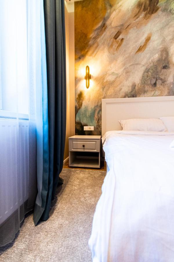 Black Gate - Quiet Studio In The Heart Of Old Town With Free Private Secured Parking Braşov Eksteriør bilde