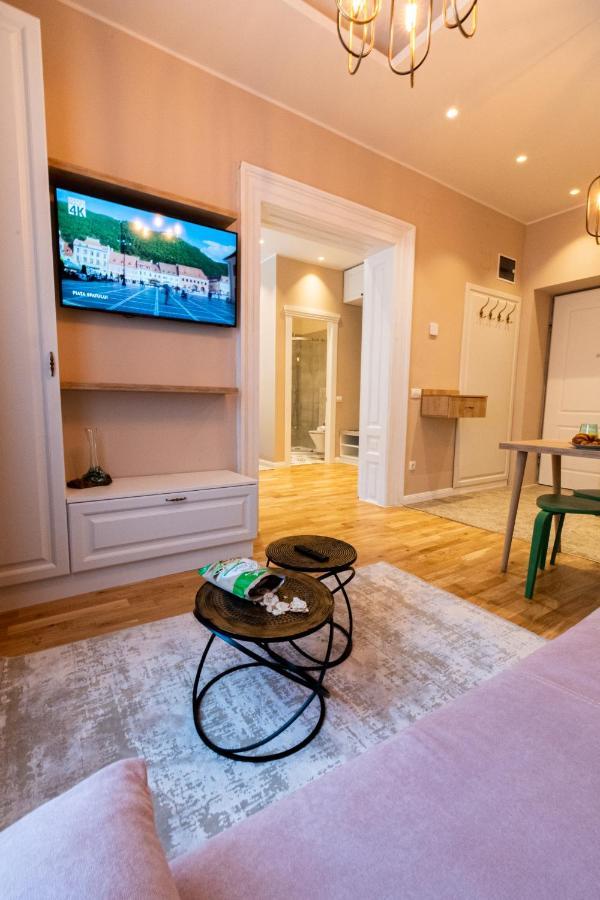 Black Gate - Quiet Studio In The Heart Of Old Town With Free Private Secured Parking Braşov Eksteriør bilde